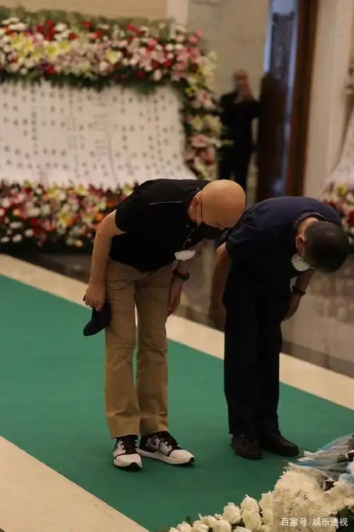于蓝遗体告别仪式举行,葛优神情肃穆揭露往事,刘涛黄晓明送花圈