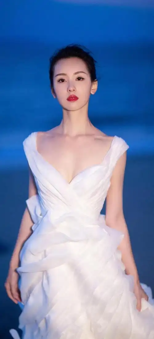 陈都灵身穿黄色吊带性感迷人,皮肤白皙,腿长,果然是最美校花!