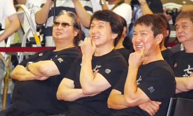 2013年成龙返乡祭祖哥哥家坐了十几分钟送几件衣服就匆匆离开