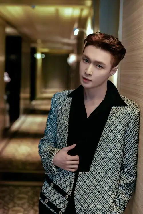 张艺兴印花外套帅气国风写真