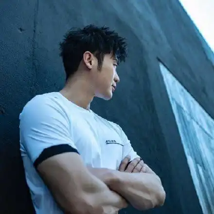 头像照片中的李晨很有"心机"地秀出了手臂肌肉和胸肌,非常有力量感.