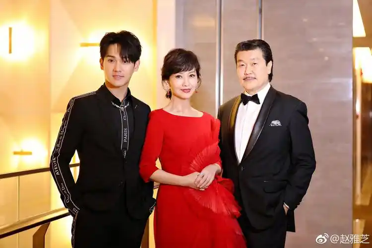 64岁赵雅芝全家福曝光,2段婚姻3个儿子一个比一个帅