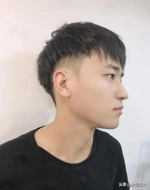 时尚感十足,同时也增加了发型的空气感,是最近很多帅哥都喜欢