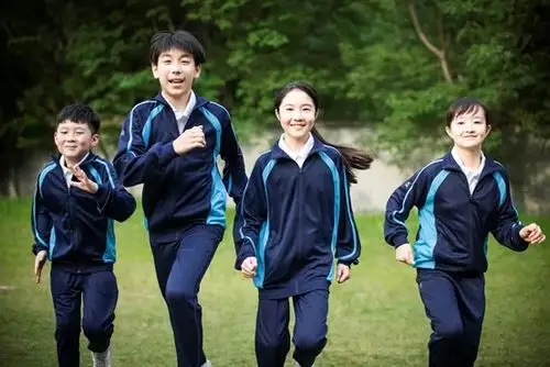 中小学生校服管理工作的意见》以来,中国校服行业加快了变革的步伐