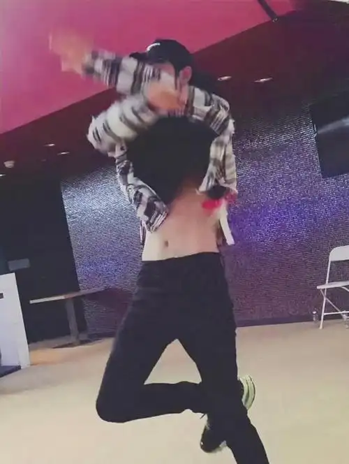 肖战认真练舞,长腿细腰勾人,漏腰而不见腹毛,粉丝问腹毛去哪了