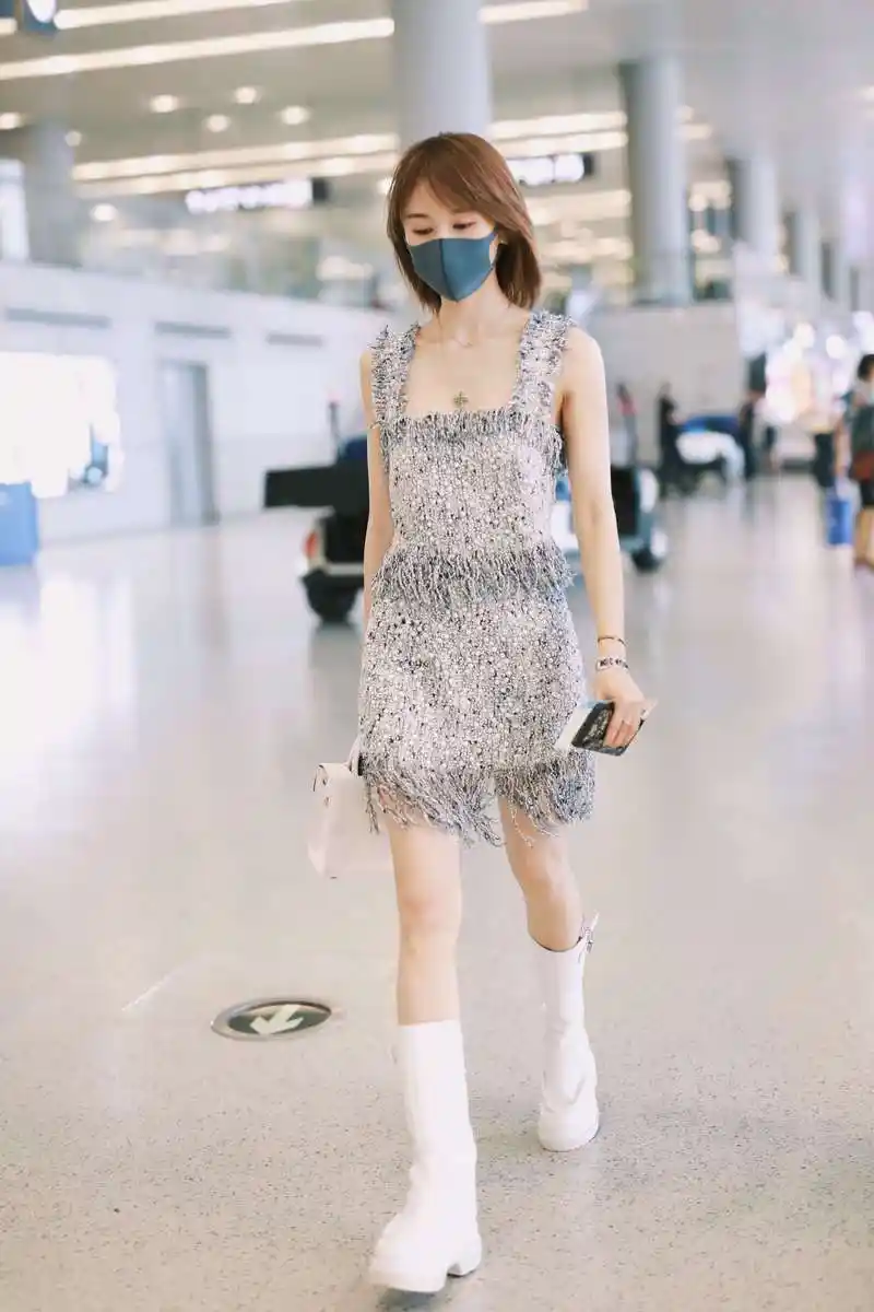 不仅凸显了王子文摇曳曼妙的身姿,更赋予了穿搭独特的民族风情