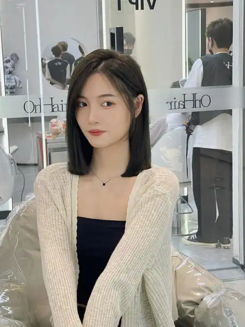 "少女系减龄齐肩短发推荐,超级显脸小的一款发型,蓬松感让整个头发包