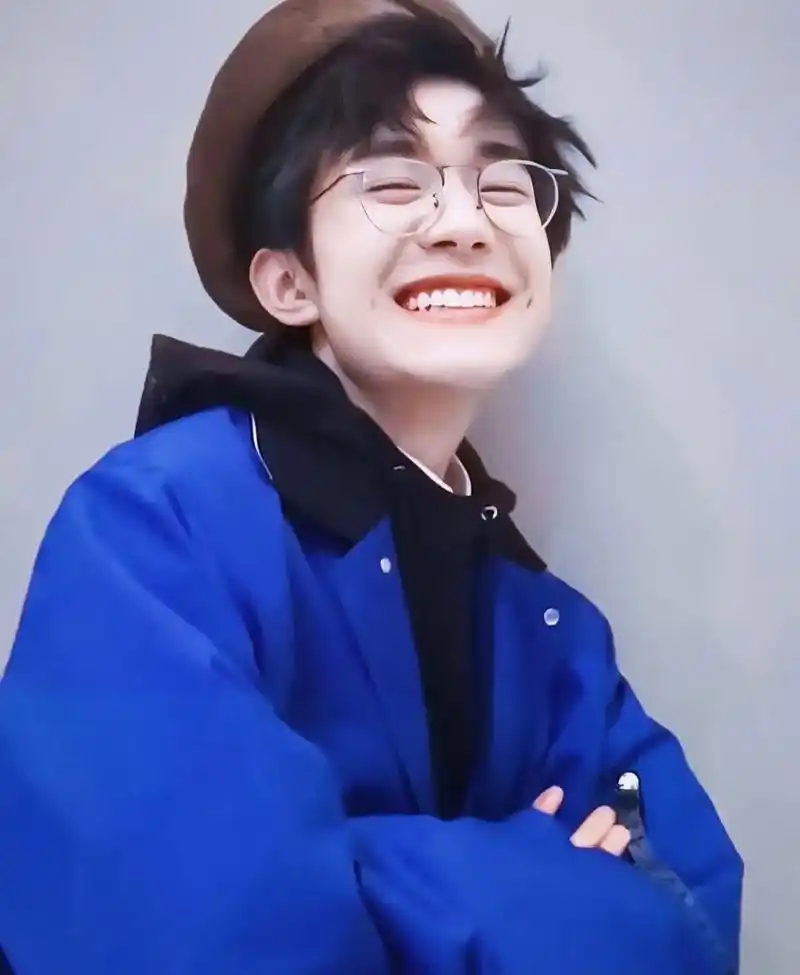 玺子哥 #千纸鹤 #一心一意易烊千玺 千玺的笑容,总是很治 - 抖音