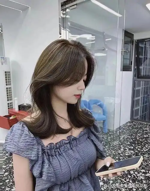 锁骨发烫不烫都好看,优雅又显气质,是女生最爱的发型之一,搭配微卷的