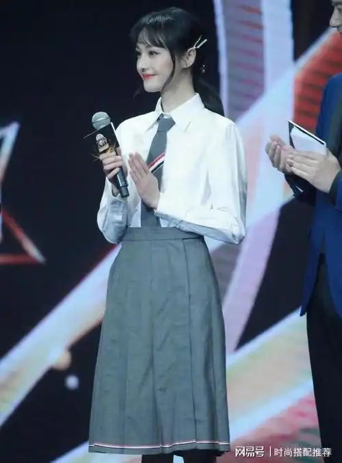 王牌对王牌郑爽上演流星雨回忆篇校服楚雨荨回来了