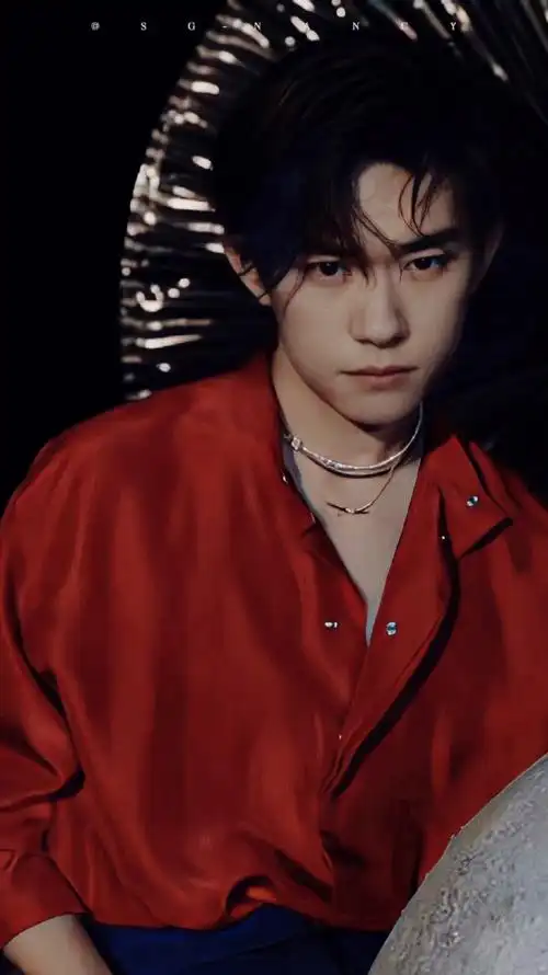 易烊千玺时尚芭莎开季封面