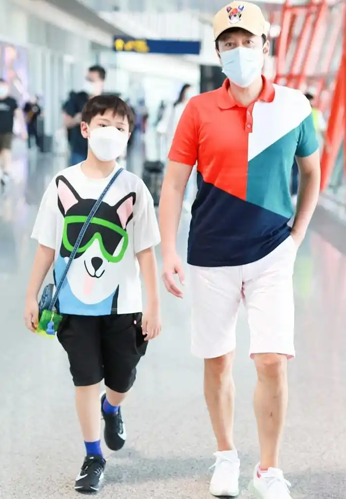 恰逢今天是六一儿童节,父子俩还特意比了六一手势可爱十足.