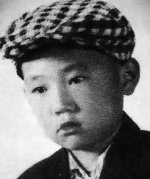 郭德纲小时候的的孙伟,眉心一点红,真的是很有那个年代的感觉了,有没