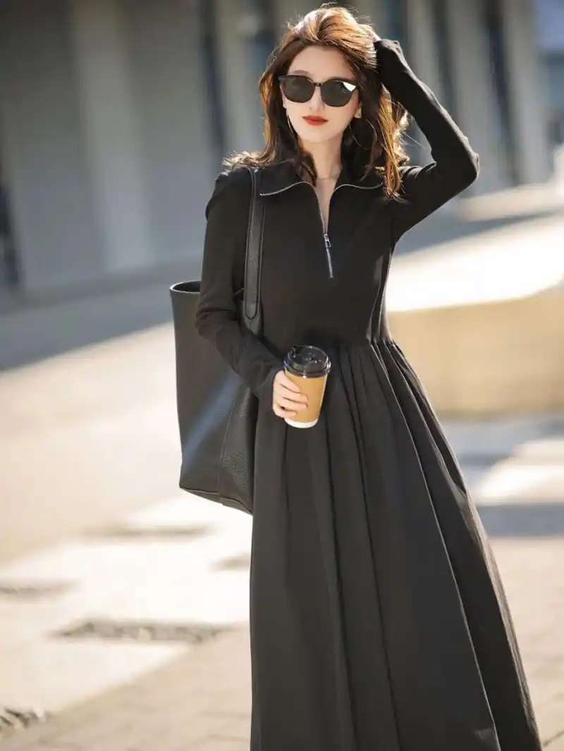 女明星路透图曝光,这一套的穿搭显得非常的漂亮,很适合小个子女生穿搭