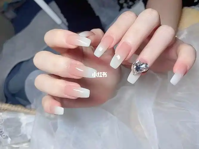 乳白色美甲简约款