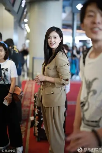 蒋欣职业装配豪包气场全开 见镜头嘟嘴比v卖萌