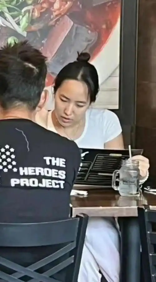 服了任贤齐老婆,穿高跟洞洞鞋搭长袜,一头红发比17岁女儿还叛逆