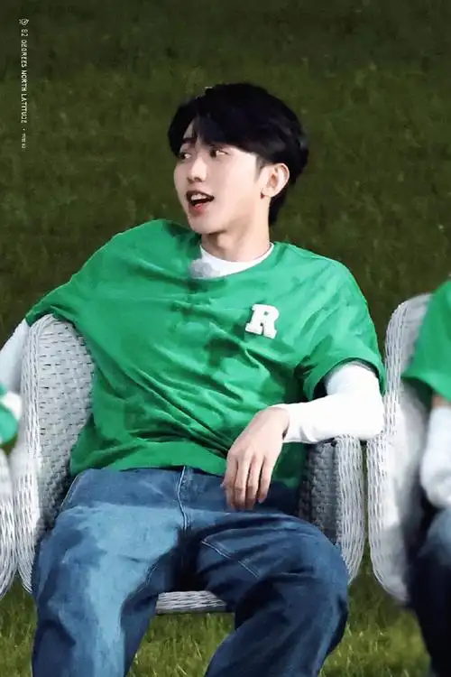 小猪坐着一小坨,站起来好巨  小表情都超可爱#蔡徐坤