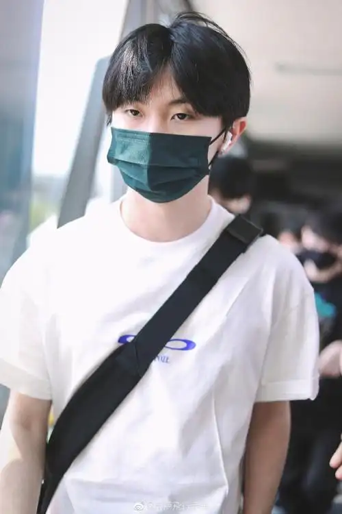 马嘉祺机场饭拍图