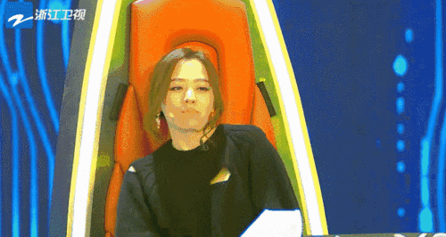 谭维维作为本期的x导师,唱了一首十分带感的摇滚歌《城市船夫》.