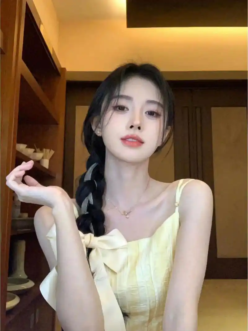 1,张一山这几年一直不缺女朋友,不过好在他这几次恋爱没触碰到女方的