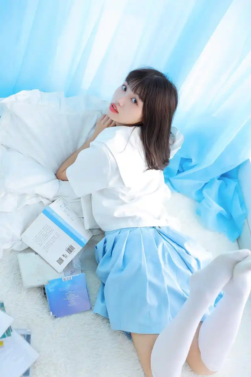 睡衣美女小姐姐热辣红唇性感写真