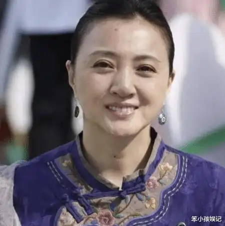 她五次登春晚,因绯闻被迫隐退,和黄海波开培训班,又因患病退出_金玉婷