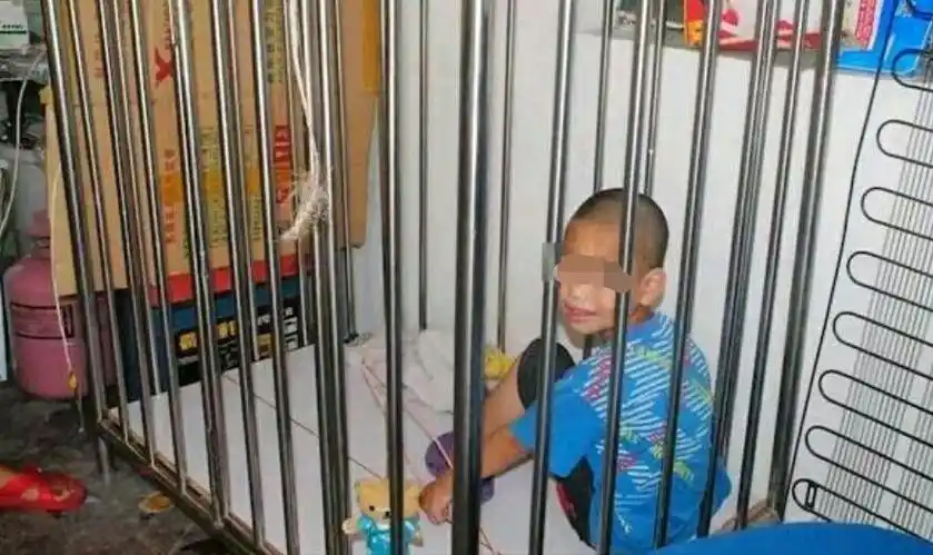 6岁男孩被关在铁笼子里,邻居怒骂父母没人性,真相却让人泪崩!