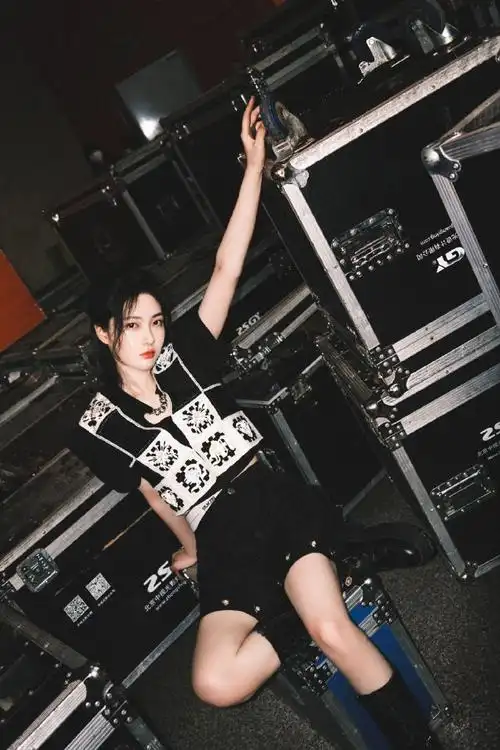 赵嘉敏初秋甜酷写真