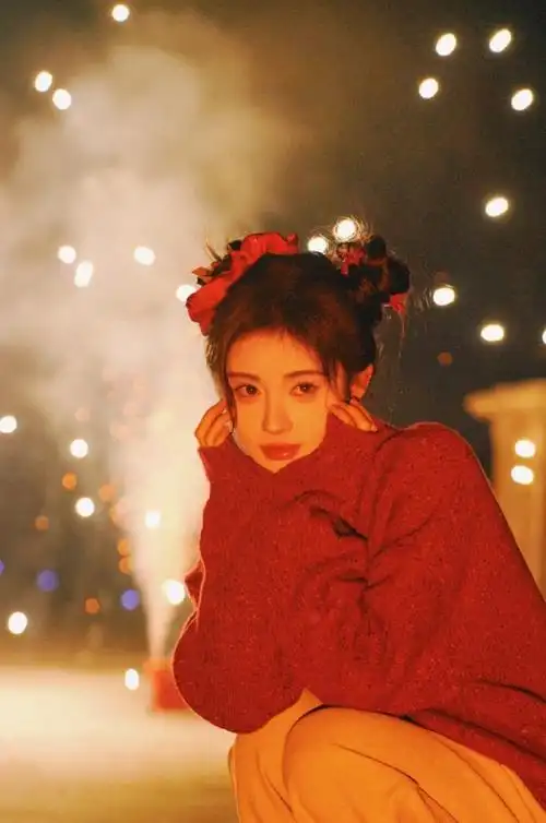 鞠婧祎新年烟花大片曝光,双丸子头造型俏皮抢镜_照片_气质_显得