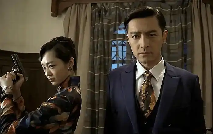 再看《伪装者》,于曼丽丢下明台自己跑了,明台就决定放弃她了!