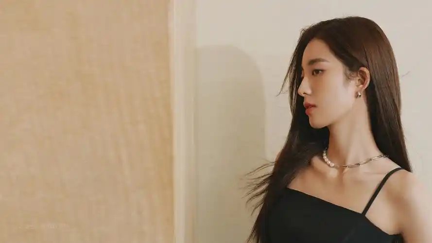 吊带长发飘飘的女神万鹏壁纸