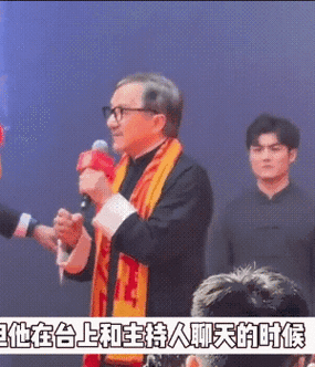 成龙参加商演看哭网友70岁头发花白满脸胡茬我们的偶像老了