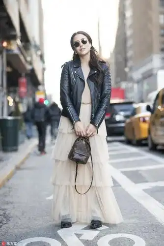 你知道吗 透明纱裙也可以穿的很酷很前卫