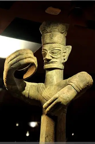 三星堆博物馆镇馆之宝铜立人像立人像下部局部