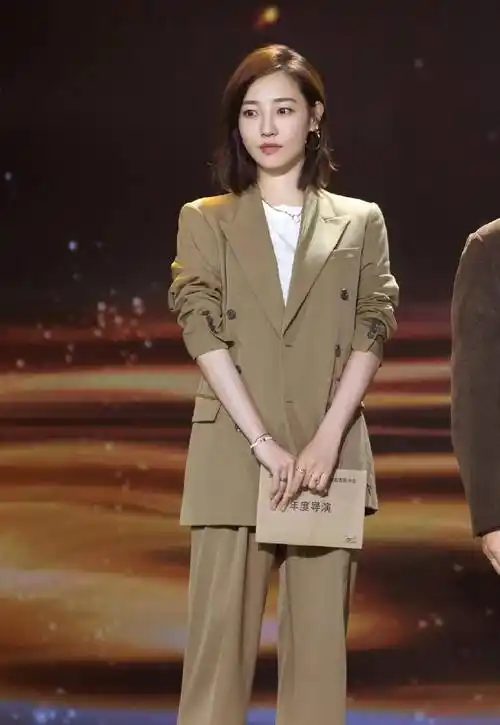 原创白百何真会穿踩时尚高跟鞋出镜配9分牛仔裤凹出笔直大长腿