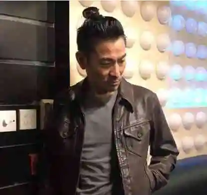 刘德华五款皮衣一款比一款酷帅梳着大背头成熟扎起丸子头俏皮