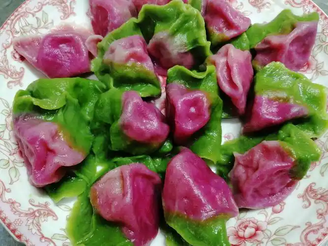 在家自己包彩色饺子,好看好吃有食欲