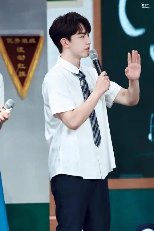 郭俊辰可以把校服焊身上吗