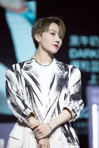 the9-刘雨昕与每日黑巧共同发布最新款话题巧克力 | yoho!girls-yoho!