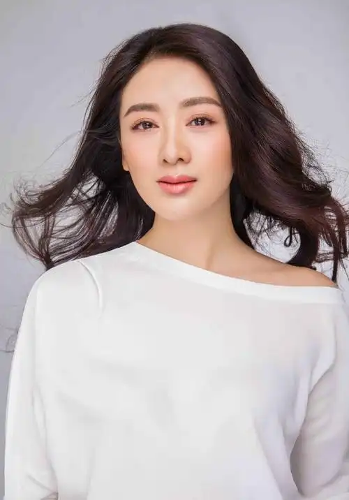 大紫,然而作为当时剧中女主之一,饰演杜冰雁的李佳璾却一直不温不火