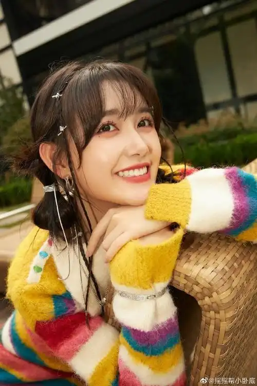 蒋依依探班赵露思偷偷藏不住##偶遇蒋依依探班赵露思