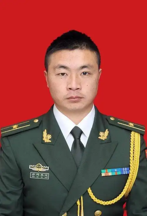 沙玛木迁,乐山市峨边县人,彝族,少校警衔,现任武警某部防爆装甲车大队