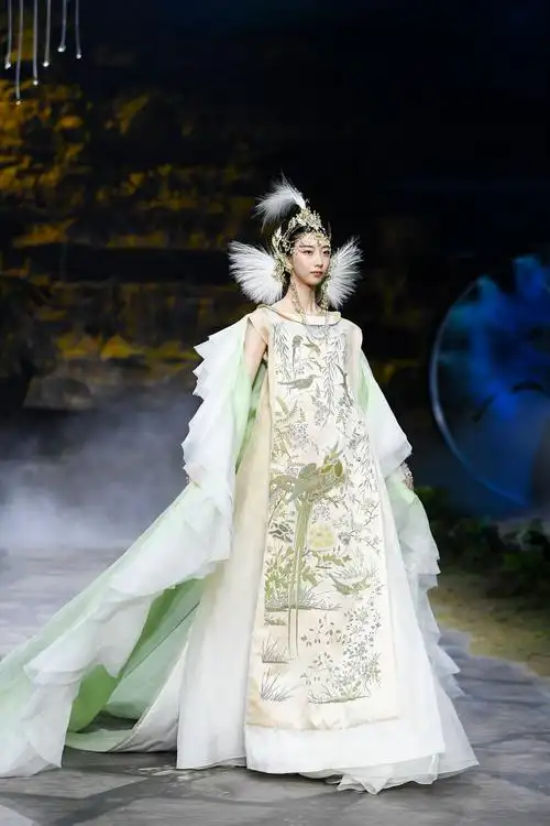 熊英盖娅传说2022春夏系列乾坤方仪发布会在京举行