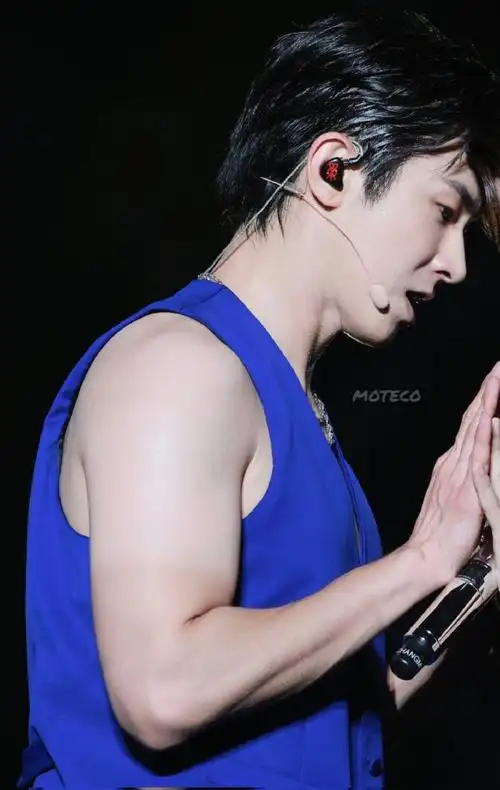 郑允浩超话瑜卤允浩超话#允浩呀_真亲_哪里_都不会去_就在这里#220820