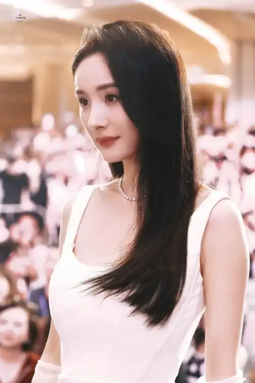 杨幂开叉长裙##杨幂力士洗护发大中华区代言人##今日星拍放送