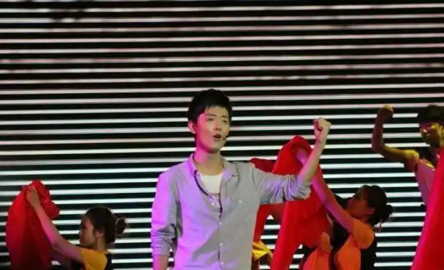 肖战大学时期旧照曝光,青涩可爱,挡不住的帅气!