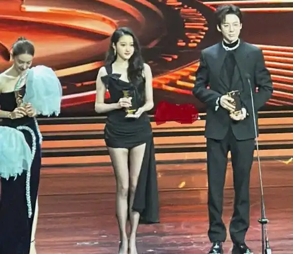 关晓彤黑色裙装秀纤细腰部线条与金晨同台比美霸气十足