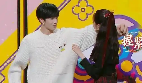 刘耀文搂着关晓彤,却只在意"君子之手",谁注意他的表情?