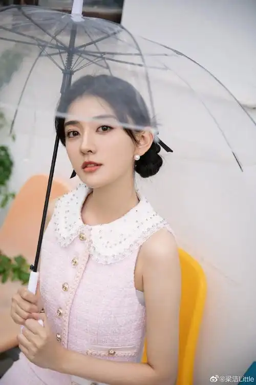 梁洁淅淅沥沥小雨点随拍##梁洁雨中氛围感随拍